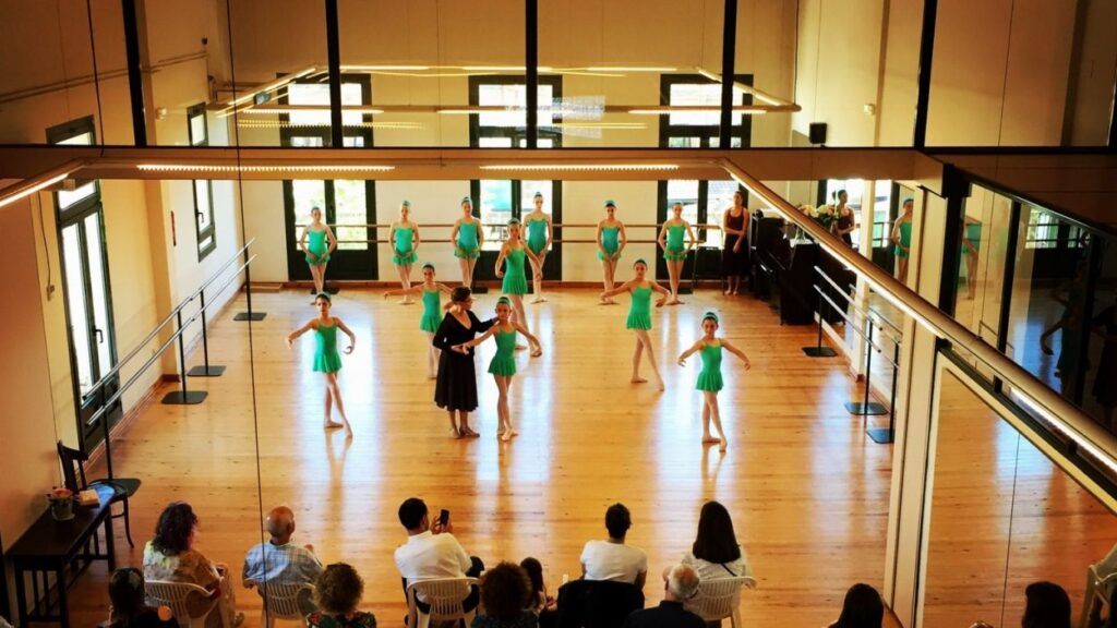 Alt: Centres de dansa santcugatencs es manifesten per la reobertura d'aquests espais