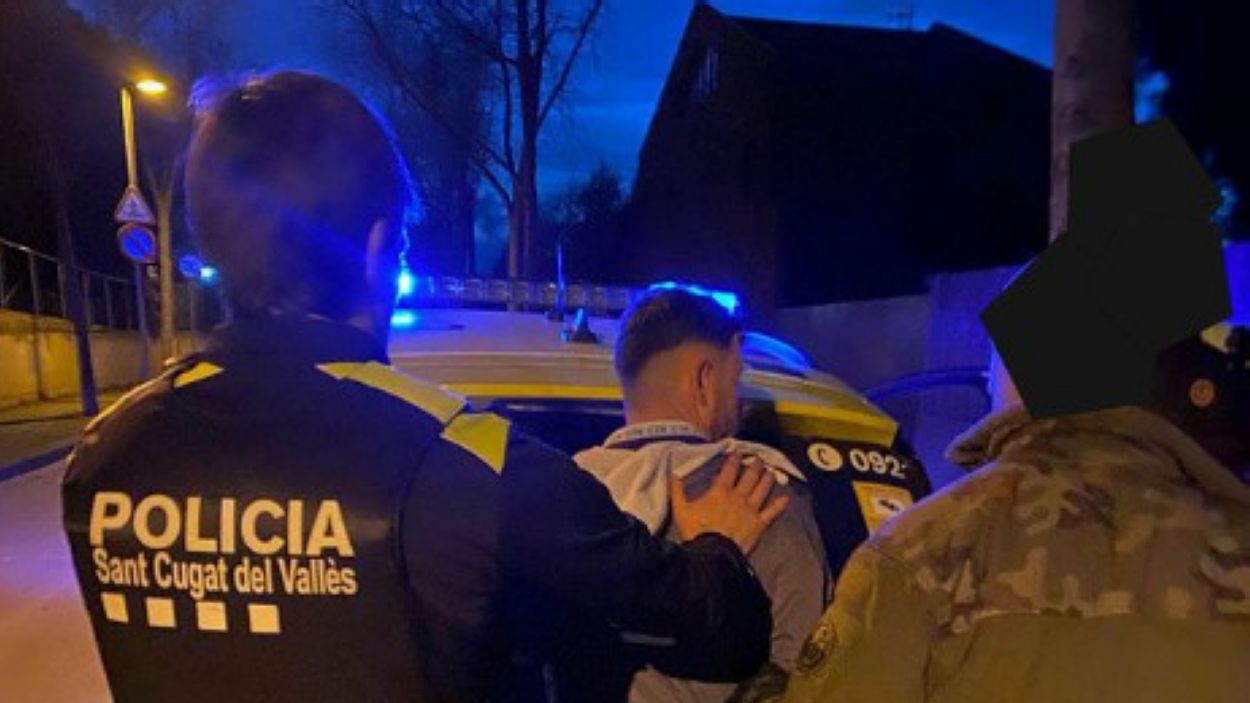 Detingudes dues persones que robaven motos per fer estrebades