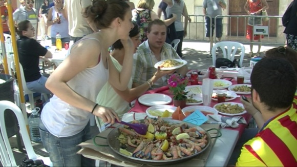 El Concurs d'Arrossos omple la plaça de Barcelona amb un centenar de paelles