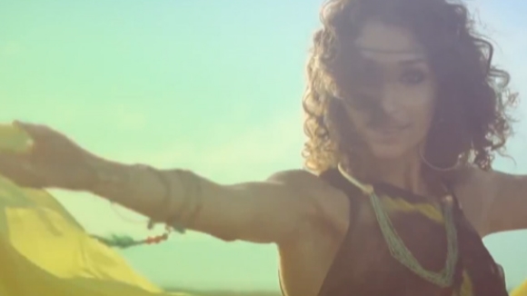 Izah i RCA Flacos 'Stronger than that'