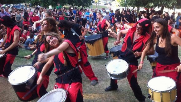 Els grups de percussió fan tremolar els Jardins del Monestir per Festa Major