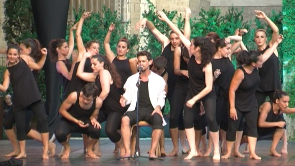 El públic s'entrega en la preestrena de 'Tants Records' de l'Esbart