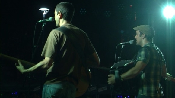 El ritme de La Troba Kung-Fu fa ballar la plaça Gabriel Ferrater