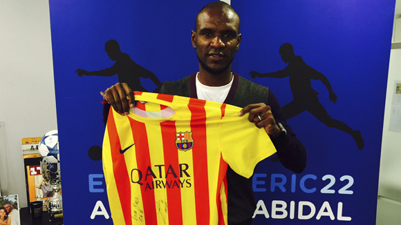 Sorteig d'una samarreta del Barça firmada per l'Eric Abidal
