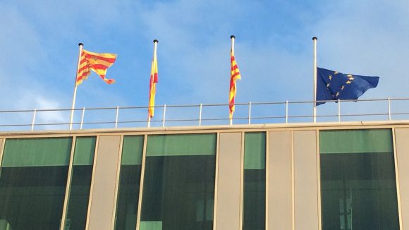 La bandera europea de l'ajuntament, a mig pal per protestar per la política comunitària sobre refugiats