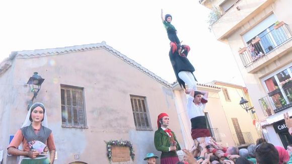 Les entitats de cultura tradicional i popular s'exhibeixen en el seguici amb protesta inclosa contra