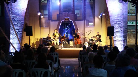 El ritme del Jazzenviu Sessions Quintet enlluerna el públic de la Plaça del Jazz