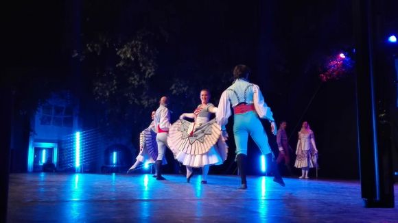 El Grup Mediterrània fa gala de repertori a la mostra de danses tradicionals a la plaça de l'Om