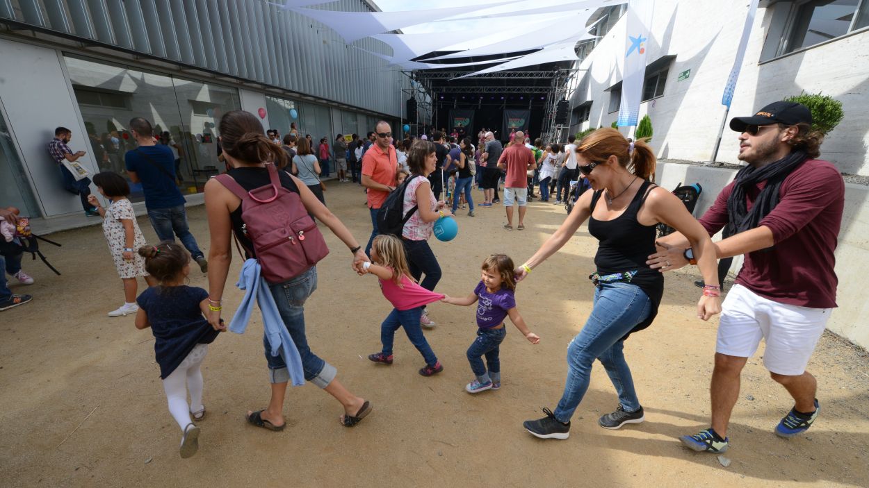 La Coordinadora d'AFES, descontenta amb la planificació de l'Ajuntament del material per a les festes de fi de curs
