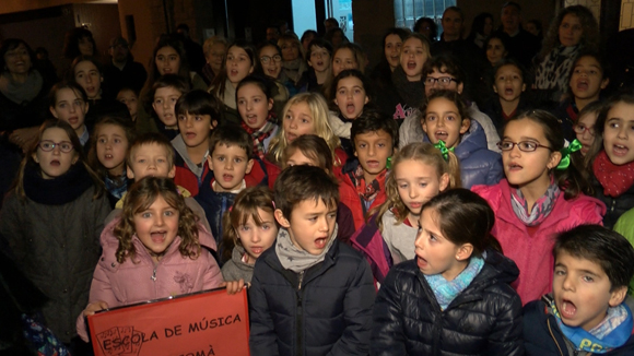 Els cors infantils i juvenils recorren el centre de Sant Cugat per cantar nadales