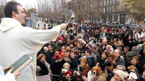 L'amenaça de pluja no arronsa una rua dels Tres Tombs que manté viu el passat rural de la ciutat