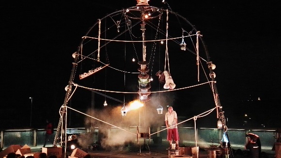 'Enfila S.A.' ret homenatge al passat tèxtil de Sant Cugat amb un espectacle de circ aeri