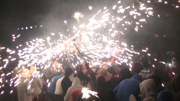 L'infern del correfoc omple els carrers de foc, soroll i petards