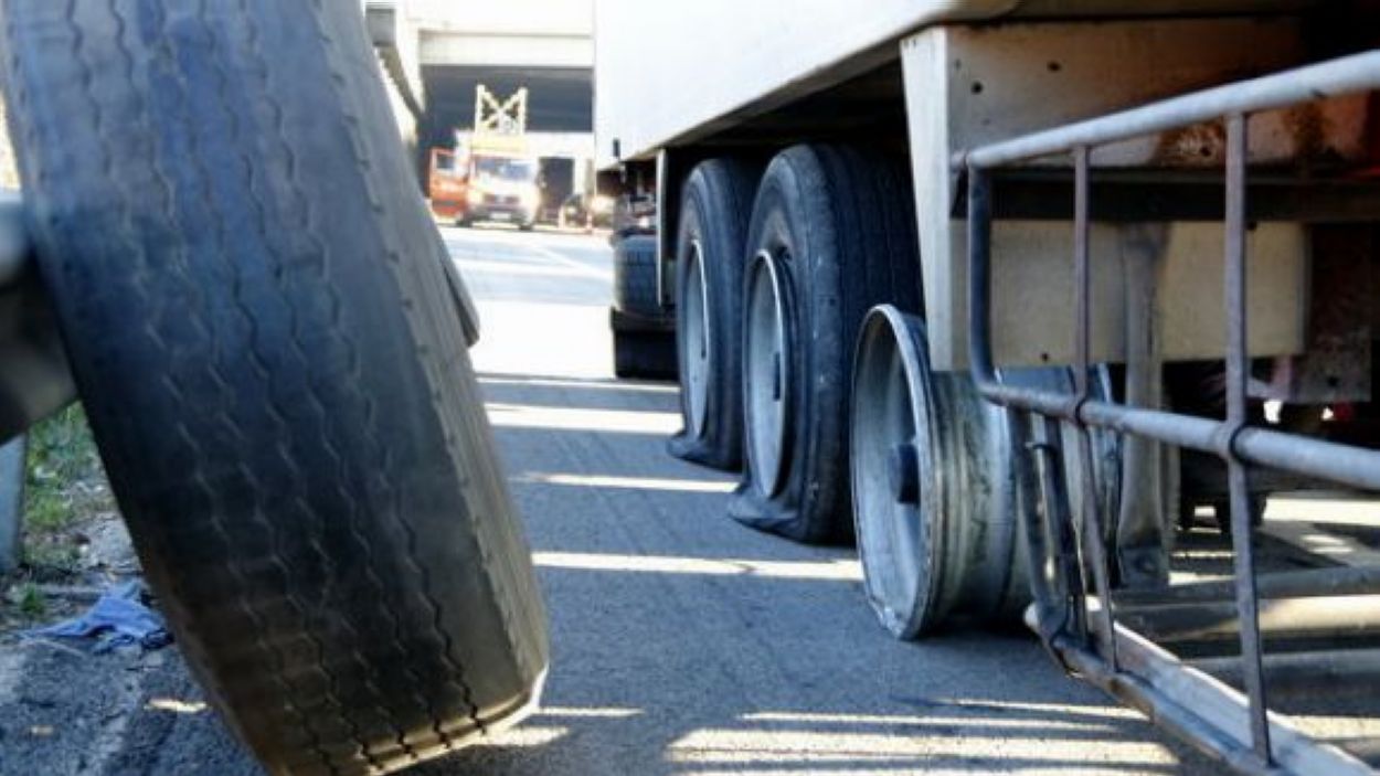 Dos anys de presó per al mosso d'esquadra que va punxar rodes de desenes de camions a l'AP-7