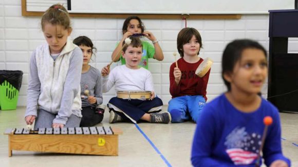 L'Ajuntament es posa al costat de les famílies i demanarà la 13a escola a la Generalitat