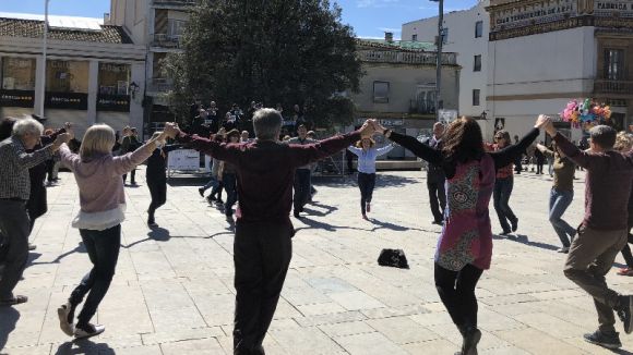 Prop d'un centenar de persones participa a una nova ballada de sardanes a la plaça d'Octavià