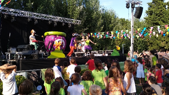 Un Parc Central ple a vessar dóna la benvinguda a l'espai Food&Fun amb el concert del Pot Petit