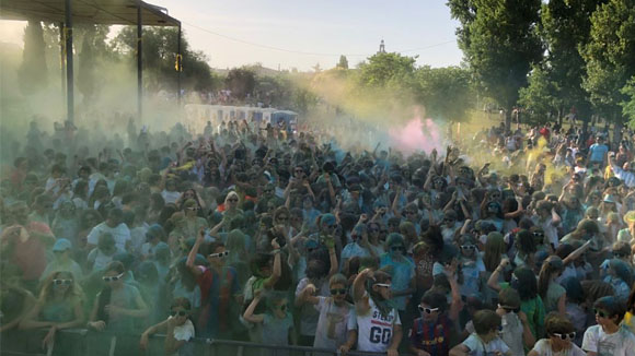 La Festa Holi reuneix més de 2.000 joves al Parc Ramon Barnils