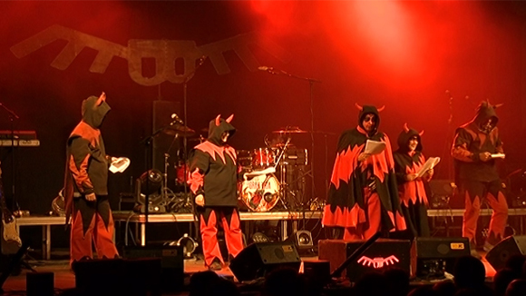 Els versots dels Diables carreguen a tort i a dret amb un especial record per als 'presos polítics'