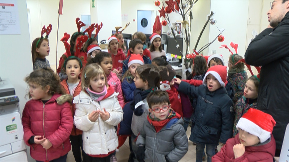 Cugat.cat rep la visita de la coral de l'escola Joan Maragall