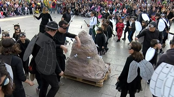 Centenars de nens i nenes fan multitudinari el carnaval infantil