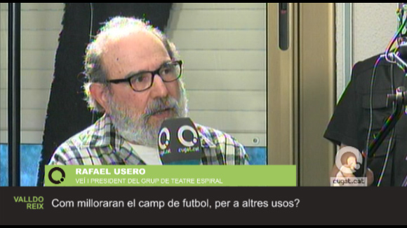 Rafa Usero, veí i president del Grup de Teatre Espiral, pregunta sobre millores al camp de futbol
