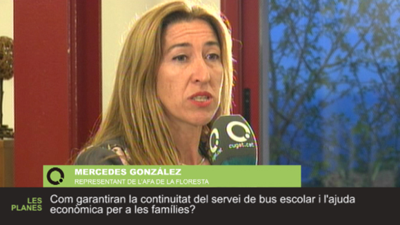 Mercedes González, representant de l'AFA de la Floresta, pregunta sobre el servei de bus escolar