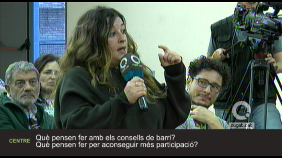 Mireia Gallego, veïna del centre, pregunta sobre els consells de barri