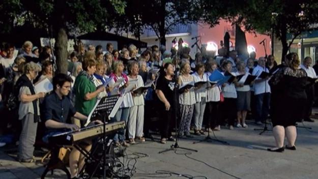 Les veus de les entitats i escoles de música conflueixen amb la cantada de 'Memory'