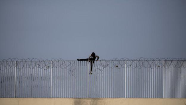 El ple condemna la mort de migrants a la tanca de Melilla