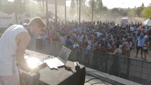 La festa Holi tenyeix de mil colors el Parc de Ramon Barnils