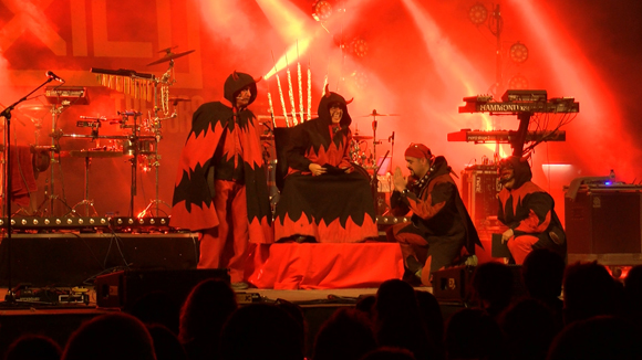 Les acaldesses entrant i sortint, diana dels Versots dels Diables