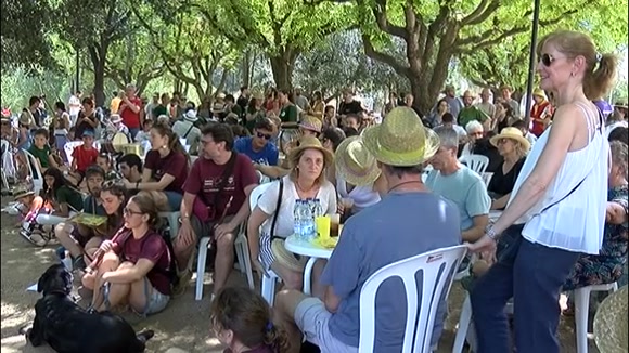El vermut de canya i el swing vencen la calor aquest matí de dissabte de Festa Major