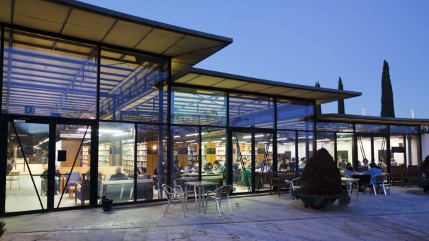 Alt: La Biblioteca Gabriel Ferrater i la Vall d'Or, obertes fins la mitjanit per poder estudiar