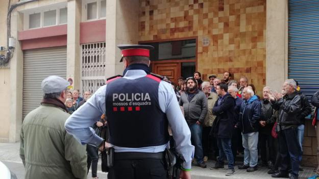 Un acord permet ajornar el desnonament d'una família del carrer del Monestir un mes i mig