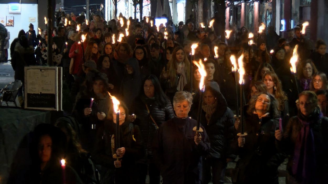Silenci condemnatori i foc contra les violències masclistes