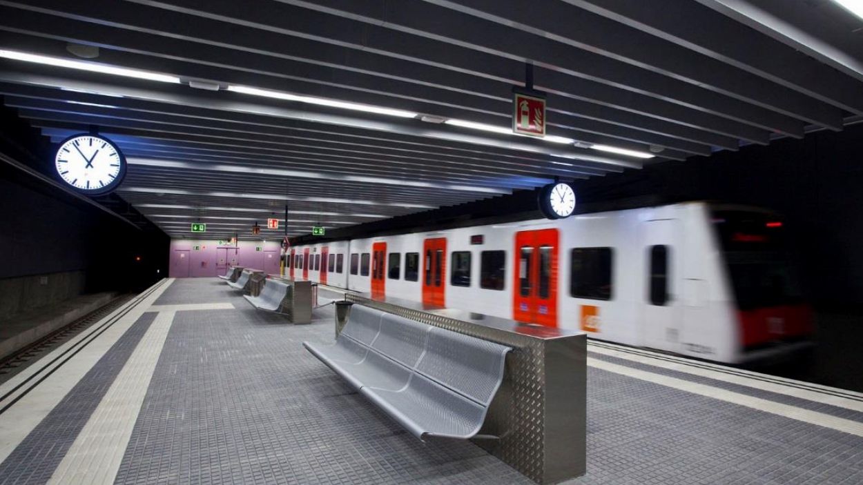 Ferrocarrils incrementa el servei a partir de dimarts però desaconsella viatjar en cas que sigui possible