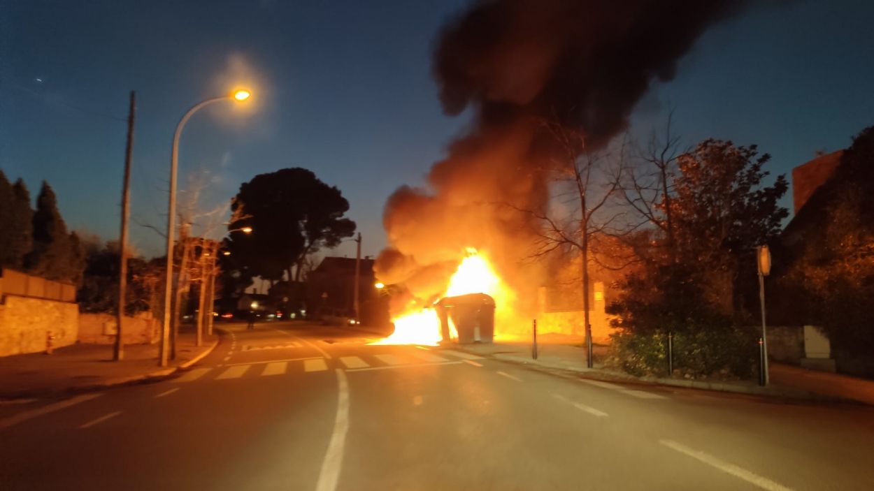 Crema un contenidor davant de l'Arxiu Nacional de Catalunya