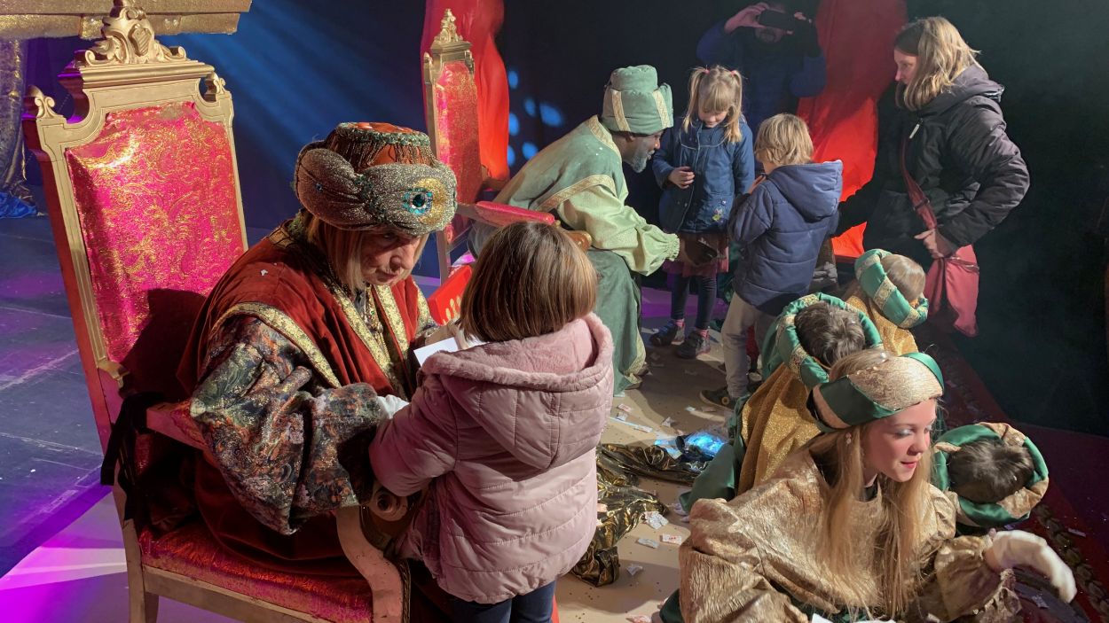 Centenars d'infants entreguen les seves cartes als Ambaixadors Reials