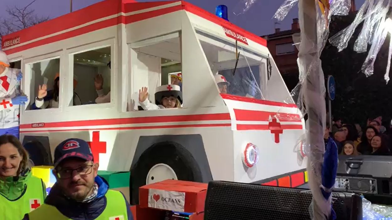 Creu Roja guanya el concurs de carrosses de la cavalcada dels Reis Mags