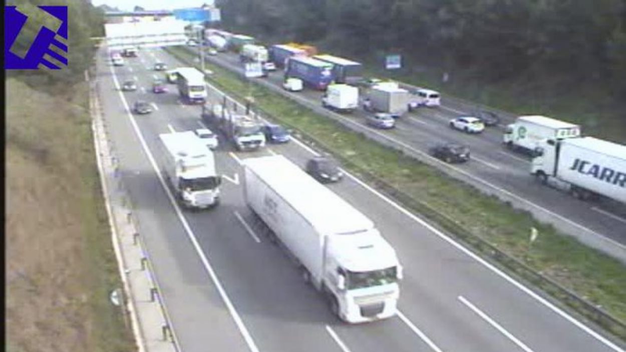 Una avaria a l'AP-7 causa retencions durant més de dues hores a l'altura de Sant Cugat