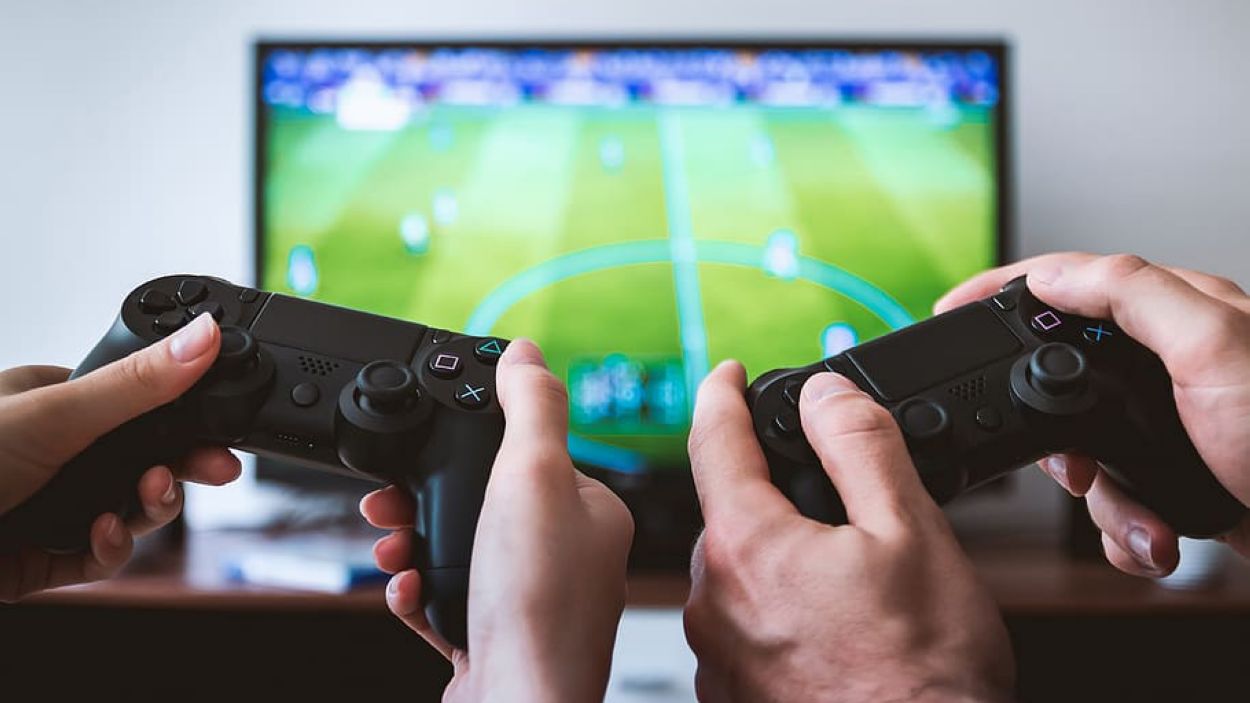 Calen més espais on els joves puguin jugar a vídeojocs de manera presencial i en català? En parlem a la tertúlia del 'Faves comptades'