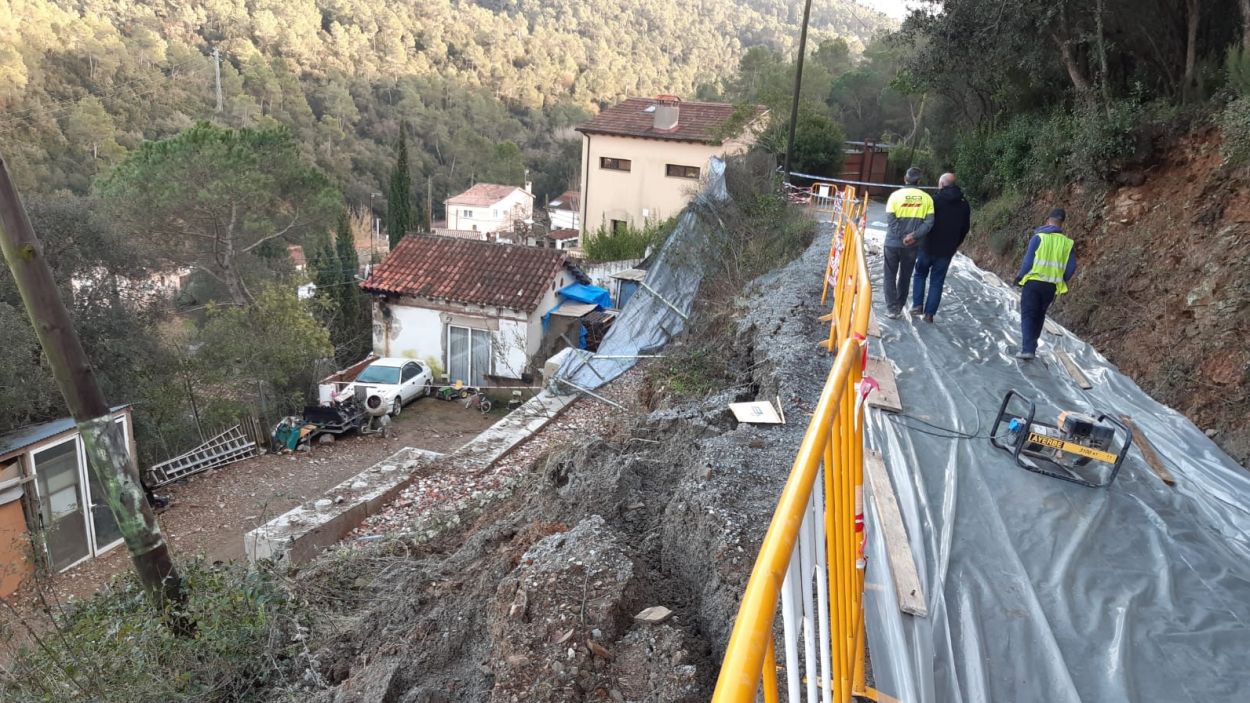 Desallotjada una casa a l'avinguda Pere Planas, afectada per una esllavissada