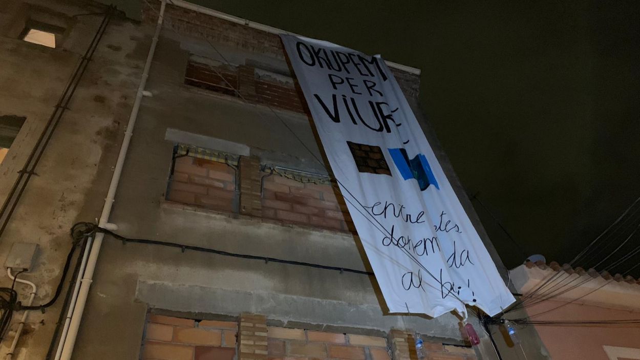 Okupen un edifici tapiat al centre de Sant Cugat