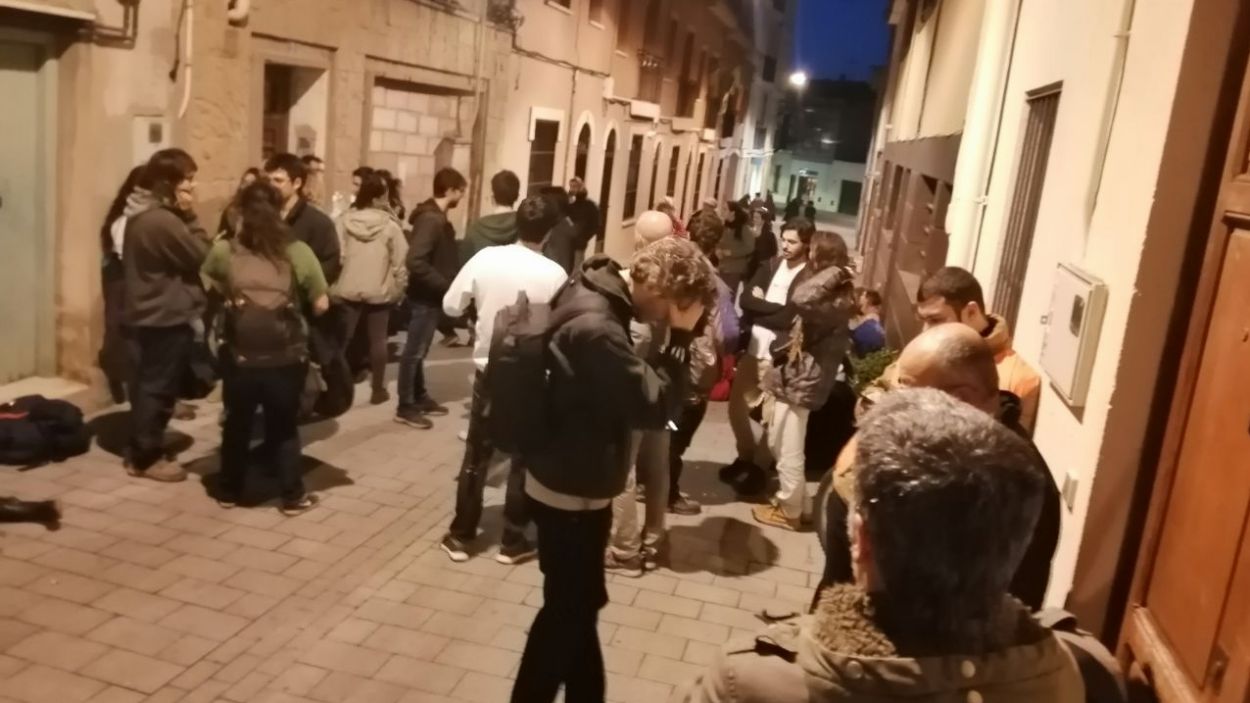 Concentració davant el bloc okupat del carrer Escaletes per un suposat desallotjament