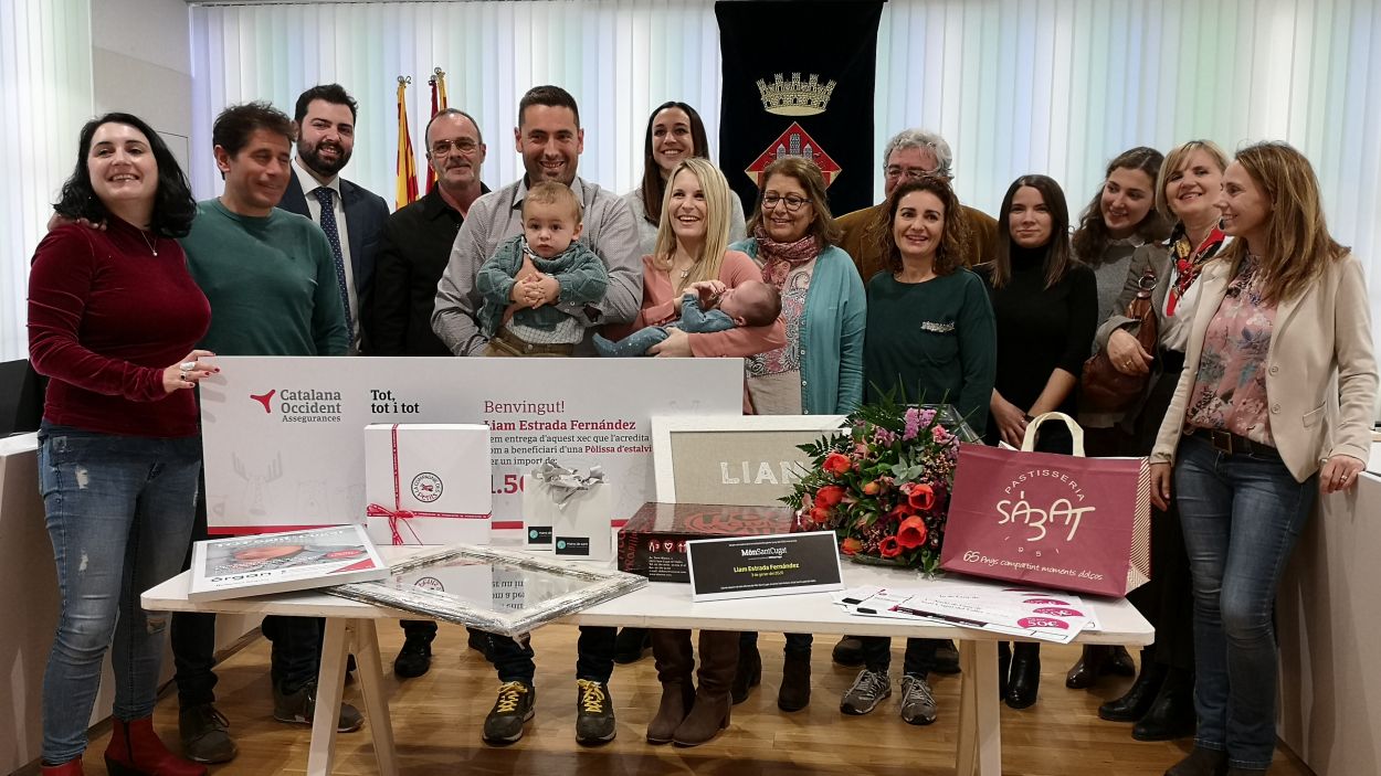 Sant Cugat dona una especial rebuda a Liam Estrada Fernández, primer santcugatenc de l'any