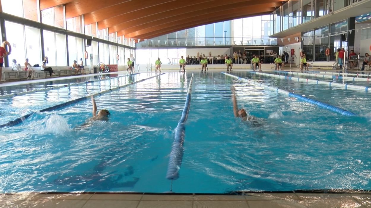 El Campionat de Natació Escolar fa gaudir més de 200 infants a la piscina de la Rambla del Celler