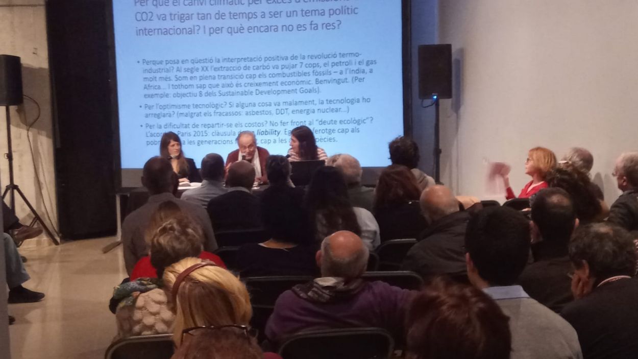 Més de 100 assistents a la xerrada 'Justícia ambiental i geopolítica del clima'