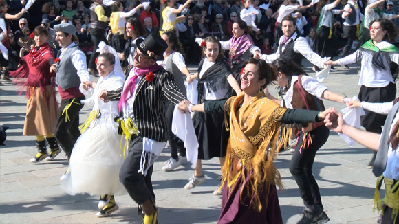 Un Ball de Gitanes de rècord omple Sant Cugat de tradició amb 400 balladors