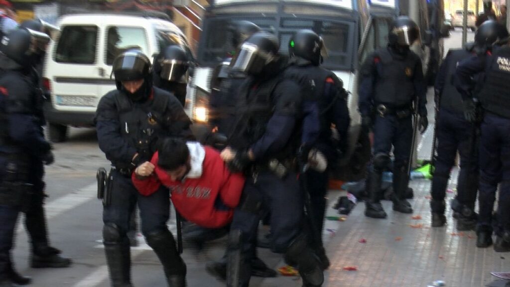 Alt: Els Mossos d'Esquadra desallotgen un pis okupat al centre de Sant Cugat